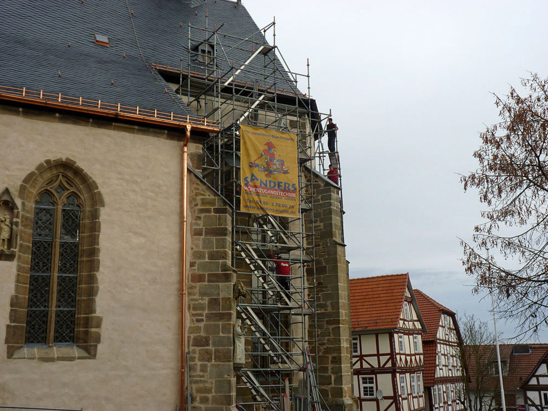Abbau des Gerüstes an der Südseite (Foto: Karl-Franz Thiede)